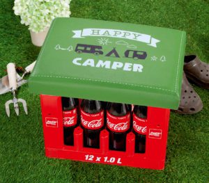 Sitzpolster „Happy Camper“ für Getränkekisten, grün, 34x44cm, von Gilde 6